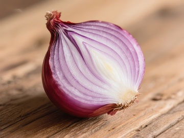 切开的红洋葱特写