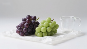 紫绿葡萄与量杯静物组合
