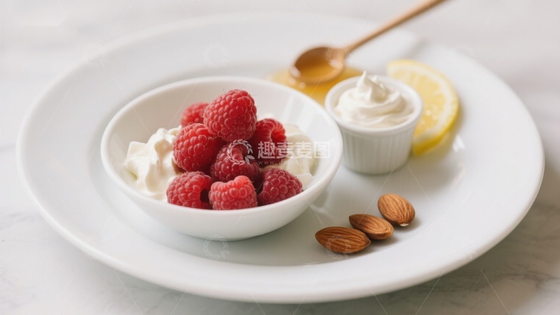 高清大图下载【趣麦麦图】酸奶配覆盆子与坚果的健康早餐