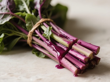 新鲜紫茎绿叶蔬菜特写