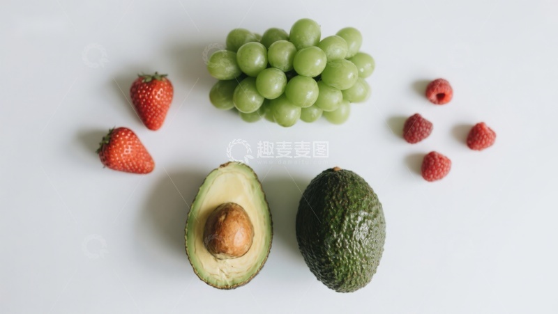 高清大图下载【趣麦麦图】新鲜水果组合：牛油果、葡萄与浆果