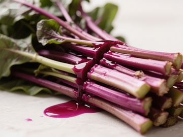 新鲜红茎蔬菜，汁液滴落