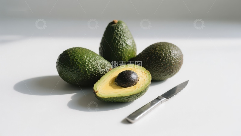 高清大图下载【趣麦麦图】新鲜牛油果与刀具的静物组合