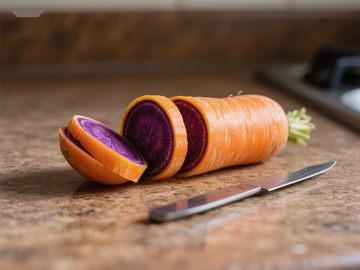 切开的紫色胡萝卜与刀具