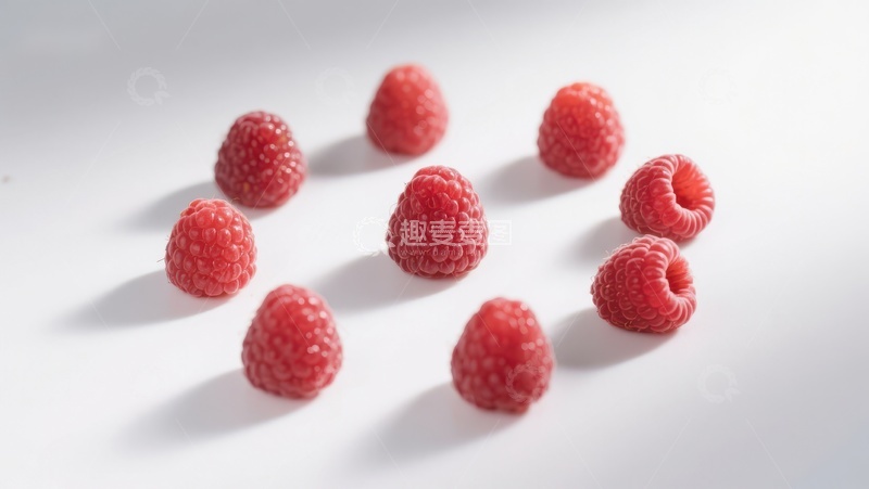 高清大图下载【趣麦麦图】新鲜红莓散落于白色背景