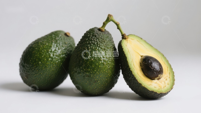 高清大图下载【趣麦麦图】新鲜牛油果展示，一半切开露出果核