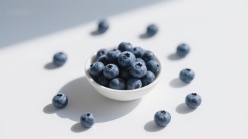 白色碗中的新鲜蓝莓