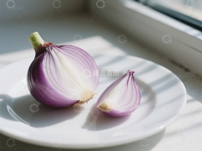 高清大图下载【趣麦麦图】新鲜洋葱切半置于白色盘中