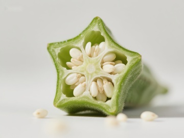 切开的秋葵展示内部种子