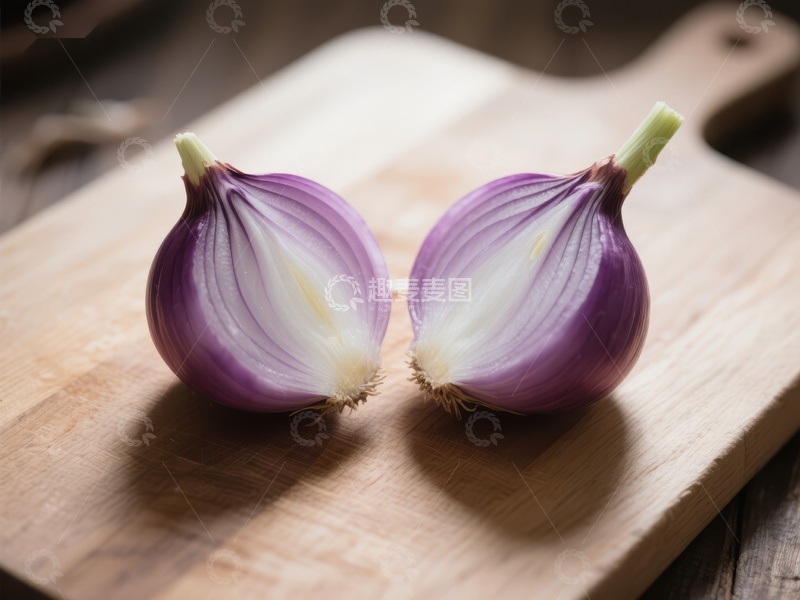 高清大图下载【趣麦麦图】两颗紫色洋葱置于木质砧板上