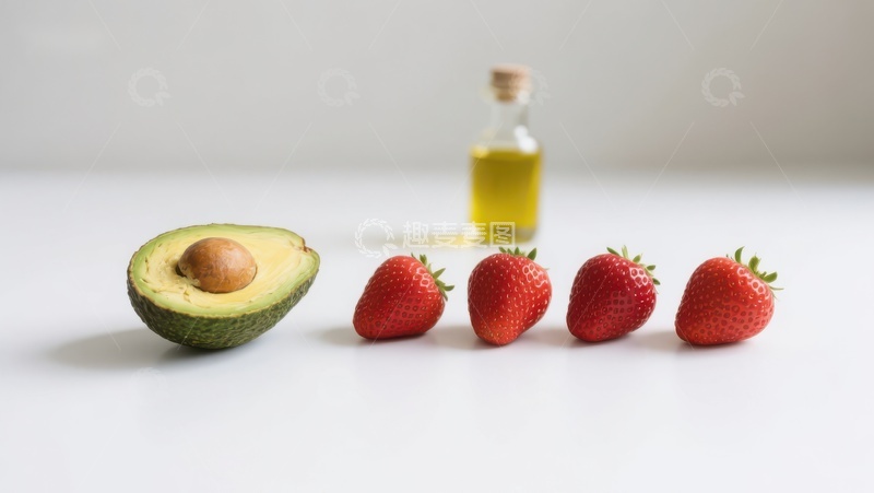 高清大图下载【趣麦麦图】半个牛油果与四颗草莓及一瓶油的静物组合