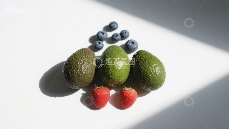高清大图下载【趣麦麦图】新鲜水果组合：牛油果、蓝莓与草莓