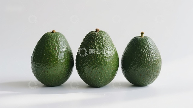 三颗新鲜牛油果并排展示