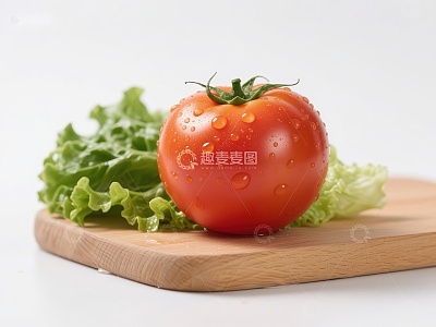 新鲜番茄与生菜置于木板上