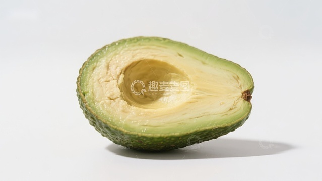 切开的牛油果展示内部果肉