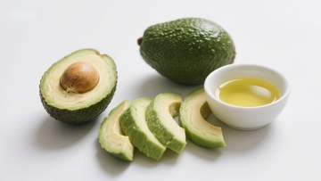 新鲜牛油果与果油展示