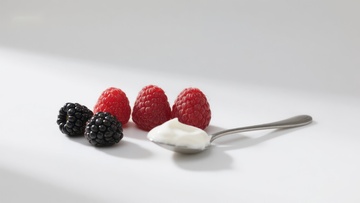 酸奶与浆果的清新组合