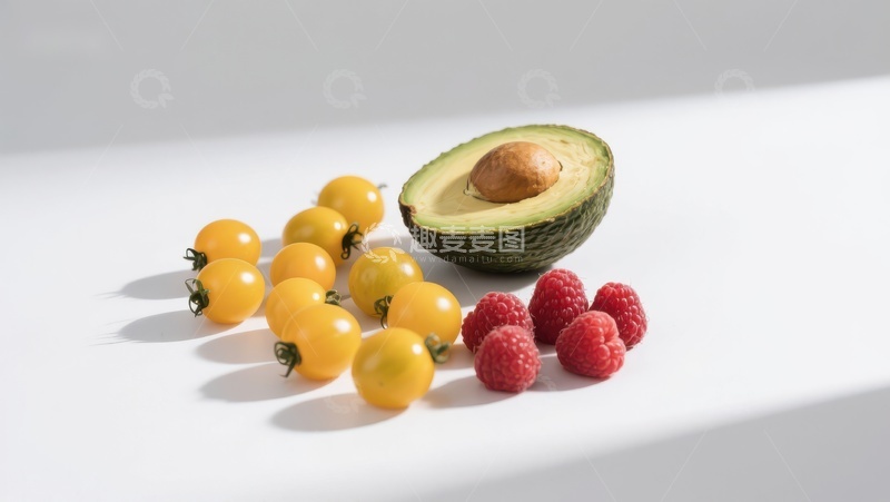 高清大图下载【趣麦麦图】新鲜水果组合：牛油果、樱桃番茄与覆盆子
