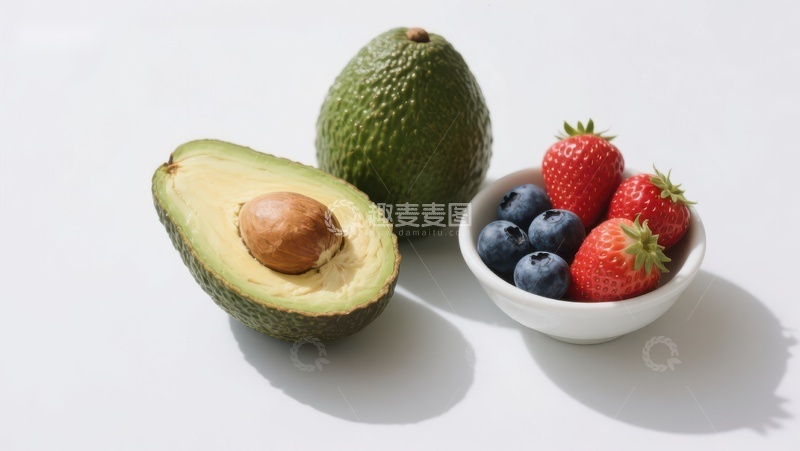 高清大图下载【趣麦麦图】新鲜水果组合：牛油果与浆果