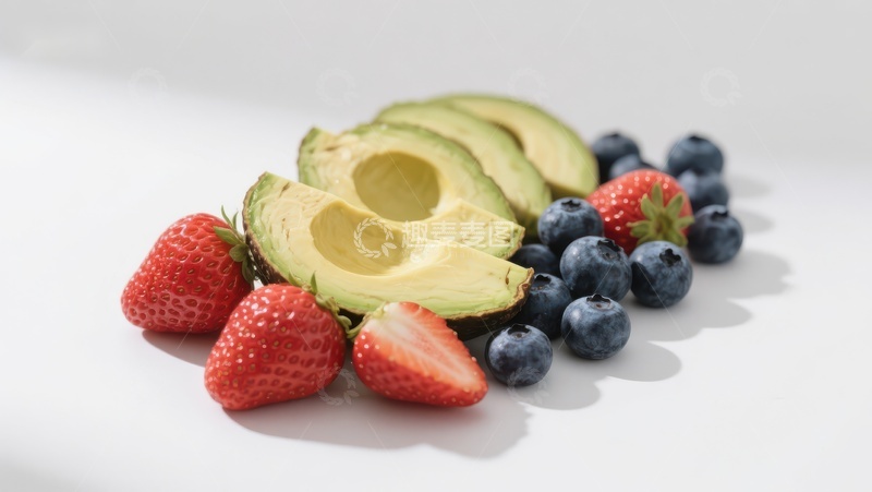 高清大图下载【趣麦麦图】新鲜水果组合：草莓、蓝莓与牛油果