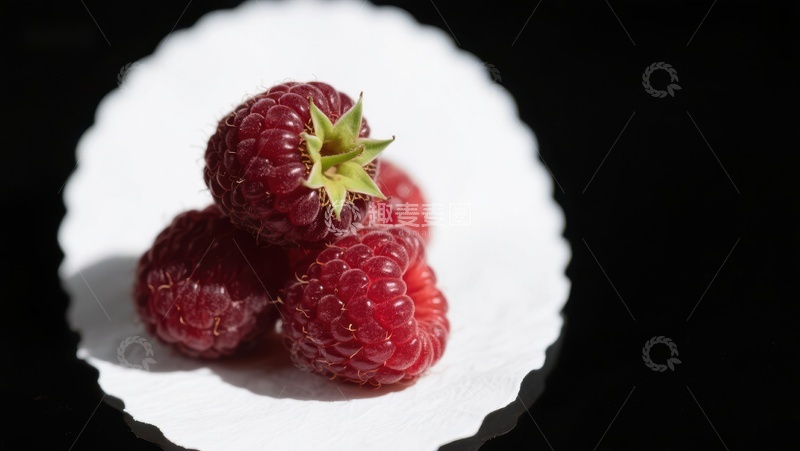 高清大图下载【趣麦麦图】新鲜覆盆子静置白色碟中