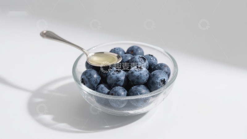 高清大图下载【趣麦麦图】蓝莓碗与蜂蜜勺
