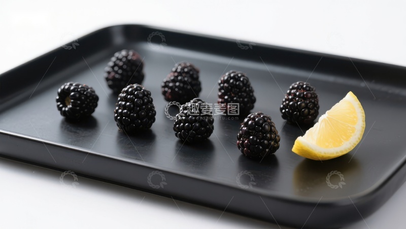 高清大图下载【趣麦麦图】黑莓与柠檬片置于黑色托盘