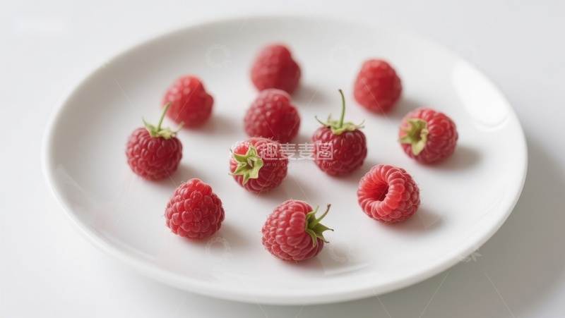 高清大图下载【趣麦麦图】白色盘子上的新鲜覆盆子