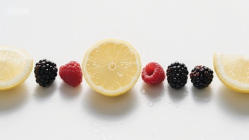 柠檬与浆果的清新排列