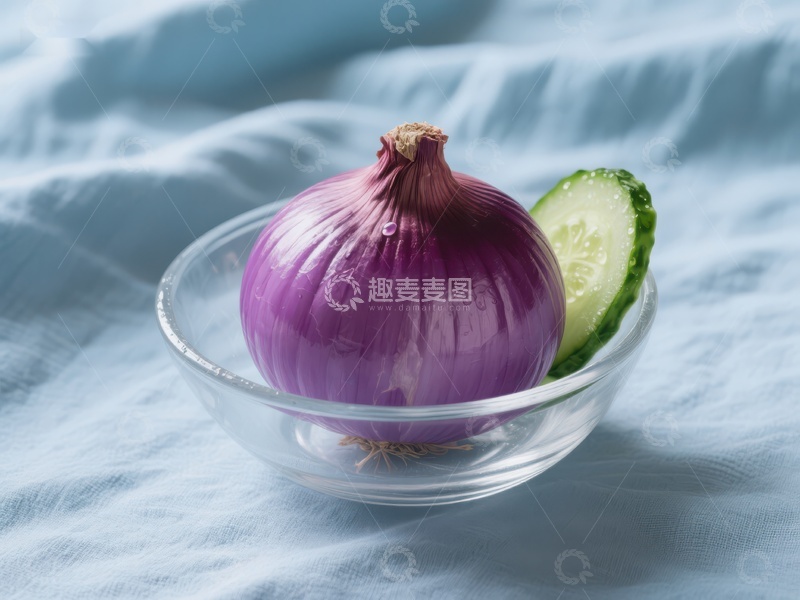 高清大图下载【趣麦麦图】紫色洋葱与黄瓜片置于透明碗中