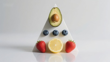 金字塔形排列的多种水果