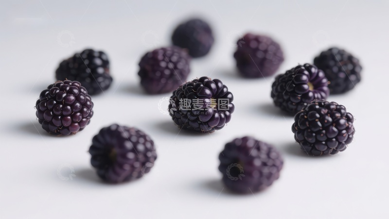 高清大图下载【趣麦麦图】新鲜黑莓散落于白色背景