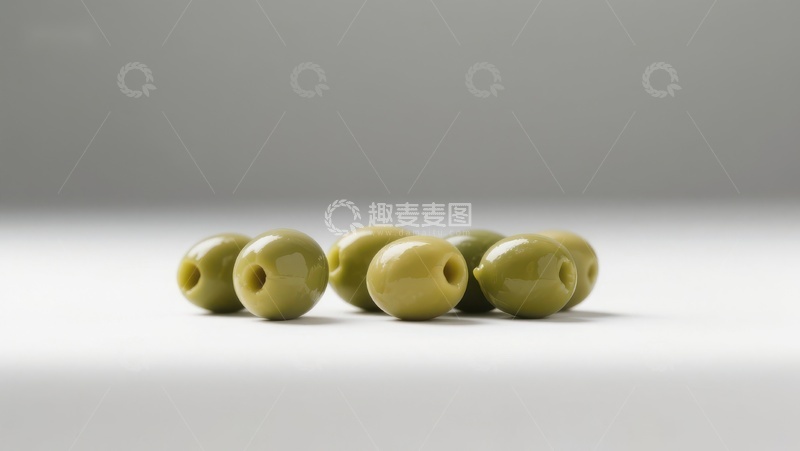 高清大图下载【趣麦麦图】绿色橄榄排列在灰色背景上
