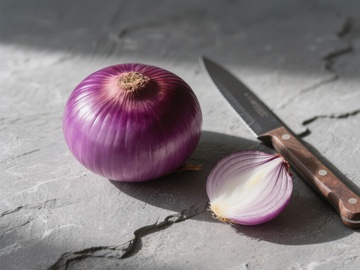 红洋葱与刀具静物图