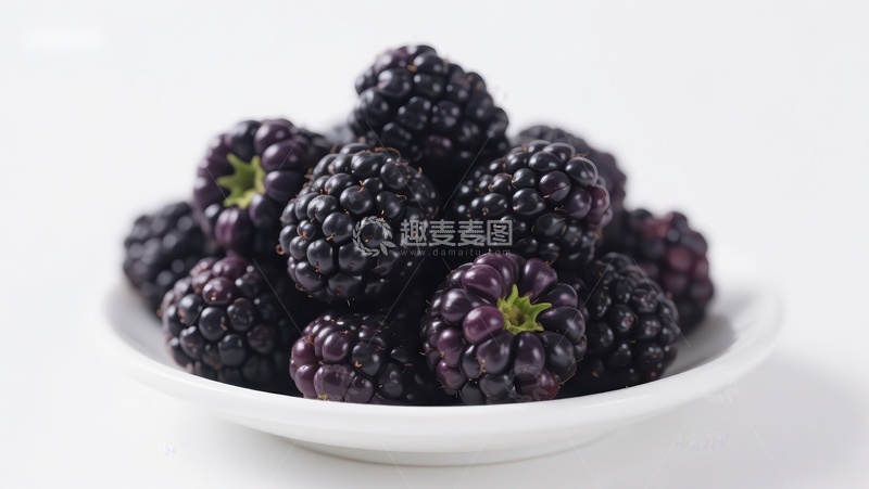 高清大图下载【趣麦麦图】新鲜黑莓堆叠在白色盘中