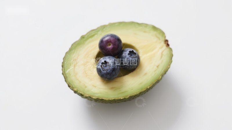 高清大图下载【趣麦麦图】牛油果半切，内含三颗蓝莓