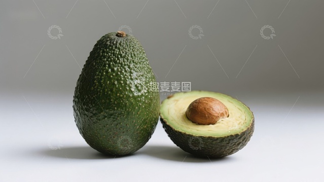 新鲜牛油果与切半展示