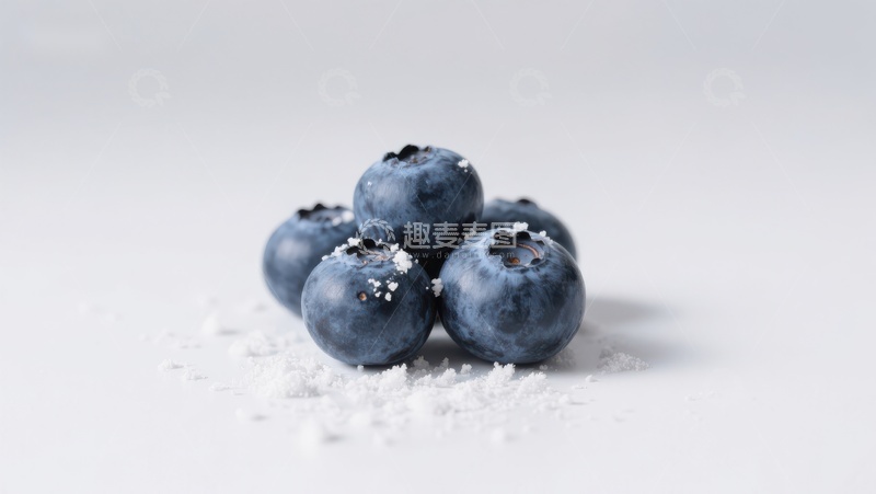 高清大图下载【趣麦麦图】蓝莓撒上糖粉，静置在白色背景上