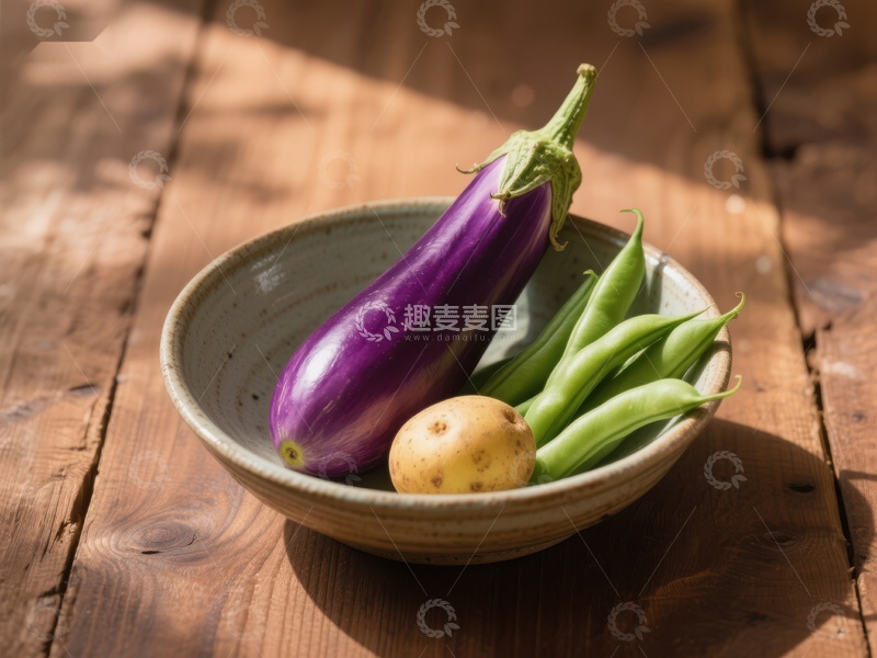 高清大图下载【趣麦麦图】碗中新鲜蔬菜：茄子、土豆与四季豆