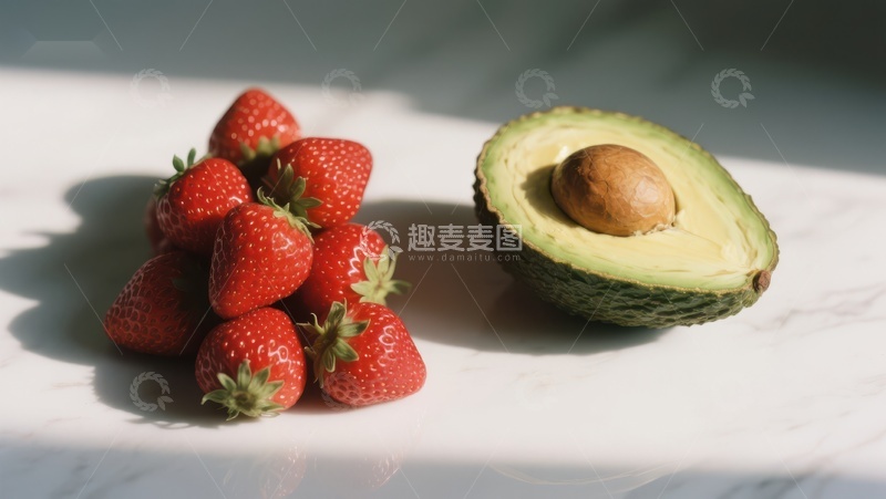 高清大图下载【趣麦麦图】新鲜草莓与半个牛油果