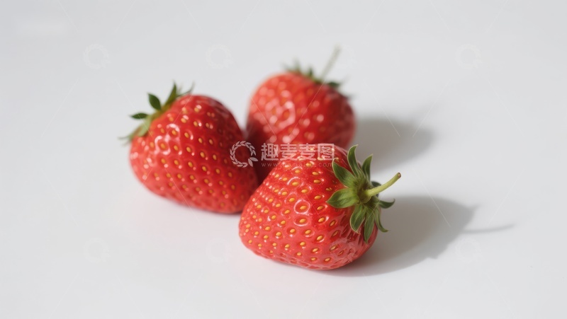 高清大图下载【趣麦麦图】三颗新鲜草莓静置于白色背景