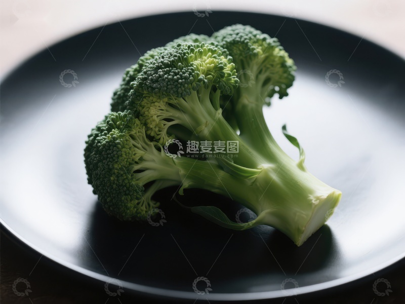 高清大图下载【趣麦麦图】新鲜西兰花置于黑色盘中