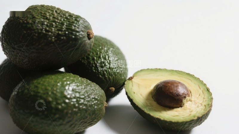 高清大图下载【趣麦麦图】新鲜牛油果，一半切开展示果肉