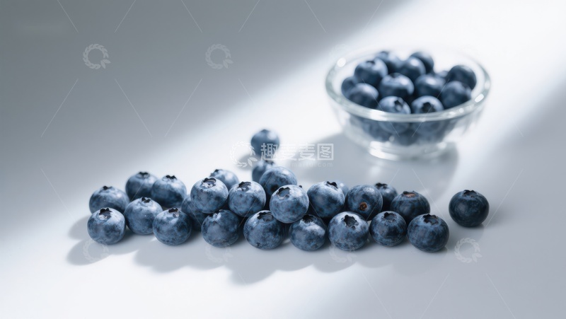 高清大图下载【趣麦麦图】蓝莓散落与玻璃碗中的场景