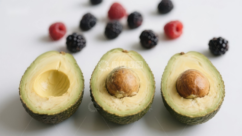 高清大图下载【趣麦麦图】新鲜牛油果与浆果的健康组合