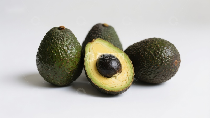 高清大图下载【趣麦麦图】新鲜牛油果，一半切开展示果肉