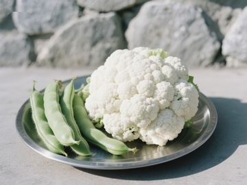 新鲜花椰菜与豌豆荚置于金属盘中