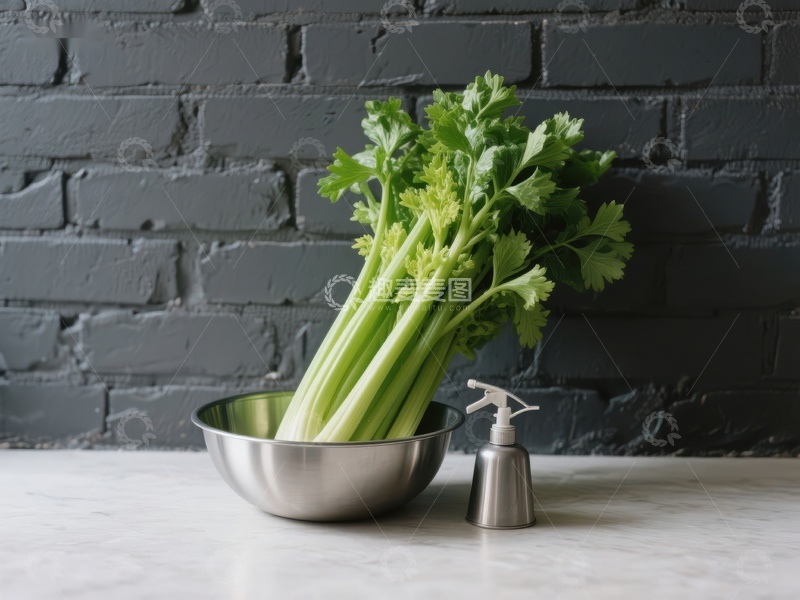 高清大图下载【趣麦麦图】新鲜芹菜置于金属碗中