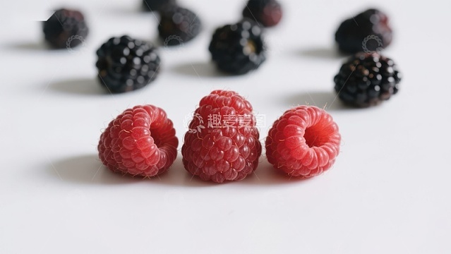 红黑莓果对比展示