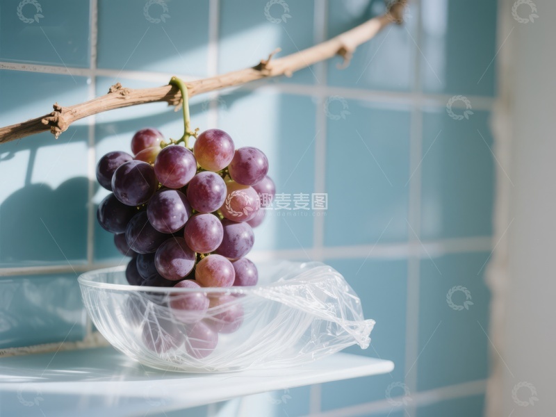 高清大图下载【趣麦麦图】紫葡萄置于透明碗中，背景为蓝色瓷砖